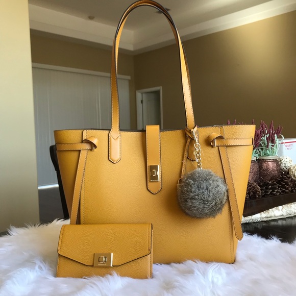 Michael Kors Cassie tote wallet & fur charm set - Picture 2 of 7